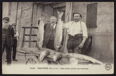 Carte postale représentant une bonne prise de saumon à Brioude, Haute-Loire, vers 1900 - French Photographer