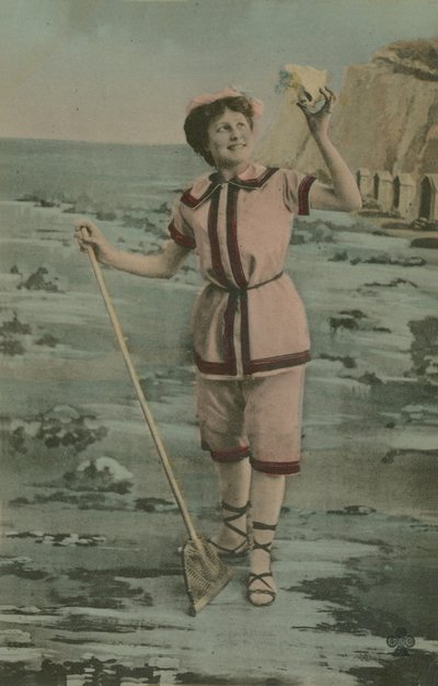 Femme tenant un filet de pêche et une coquille - French Photographer