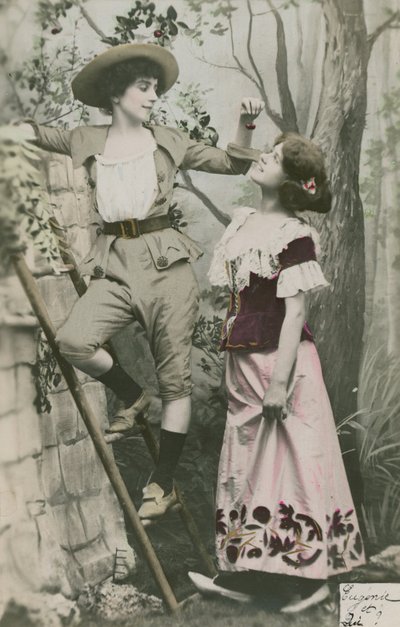 Deux filles en costume avec des cerises - French Photographer