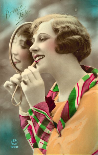 Jolie fille appliquant du rouge à lèvres, utilisant un miroir - French Photographer