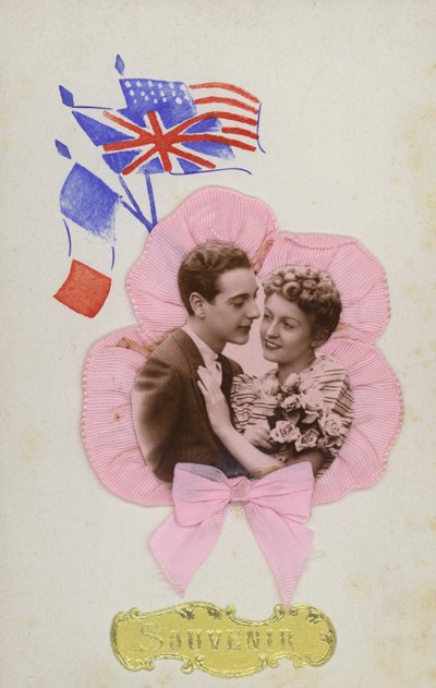 Carte souvenir, montrant les drapeaux français, anglais et américain - French Photographer