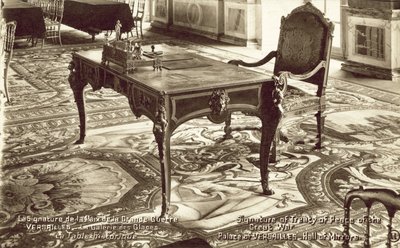 Table dans la Galerie des Glaces au Palais de Versailles sur laquelle le Traité de Versailles a été signé - French Photographer