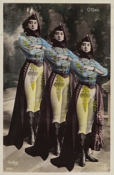 Trois femmes identiques - French Photographer