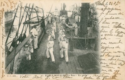 Marins en formation à une école navale française prenant une leçon de boxe sur le pont - French Photographer