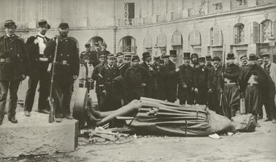 Colonne Vendôme, après son renversement le 16 mai 1871 - French Photographer