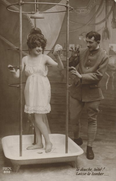 Femme sous une douche avec un soldat - French Photographer
