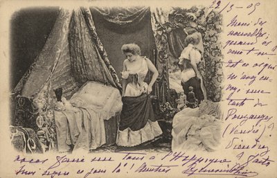 Femme se déshabillant devant un miroir - French Photographer
