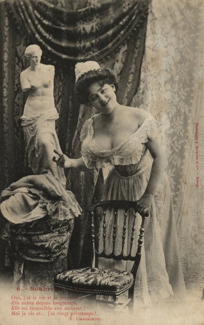 Femme avec une statue de Vénus de Milo - French Photographer
