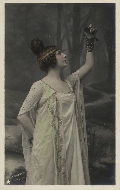 Femme avec une grappe de raisins - French Photographer