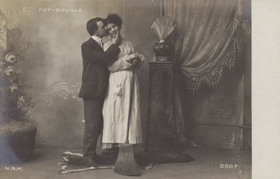 Jeune homme embrassant la domestique - French Photographer