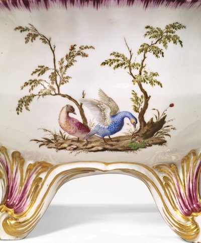 Une soupière circulaire à deux anses de Vincennes, couvercle et support, c.1750 - French School