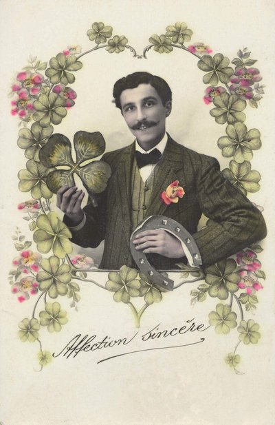 Un homme avec un trèfle à quatre feuilles et un fer à cheval. - French School
