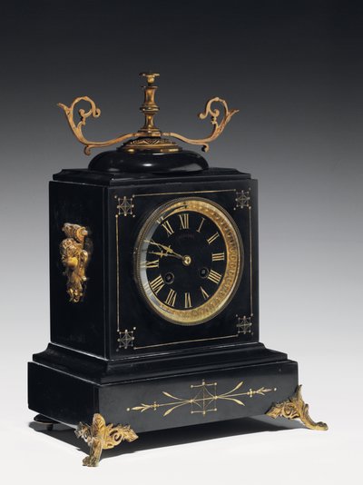 Une pendule de cheminée en pierre noire, avec décoration incisée, avec pieds, ornements et accessoires en laiton doré, par Jausions de Pau, France, vers 1876-78 - French School