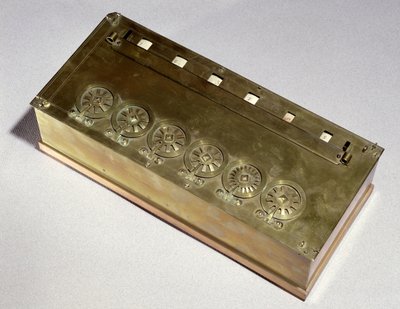 Machine à calculer inventée par Blaise Pascal en 1642 - French School