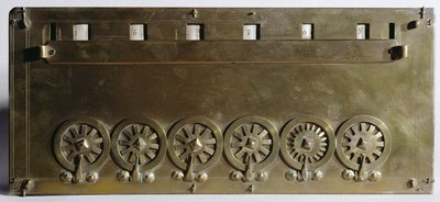 Machine à calculer inventée par Blaise Pascal (1623-63) en 1642 (bois et métal) - French School