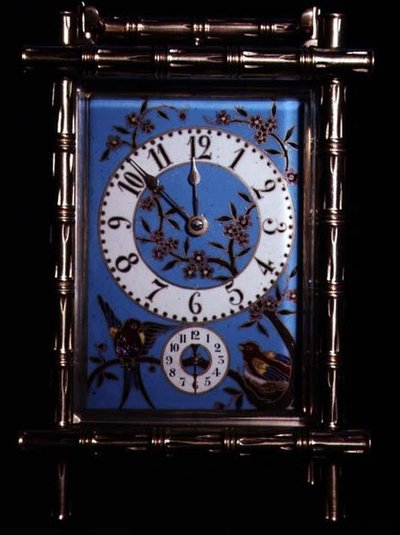 Pendule de voyage chinoiserie avec cadran et panneaux latéraux émaillés - French School
