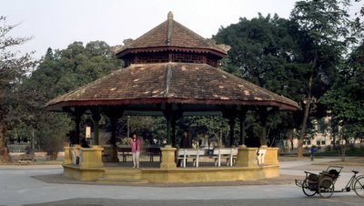 Architecture coloniale au Vietnam : Kiosque de style « indochinois » pour la musique, construit en 1920 sur la place Paul Bert à Hanoï. Il a remplacé une première construction métallique de 1889, commandée par une entreprise française. - French School