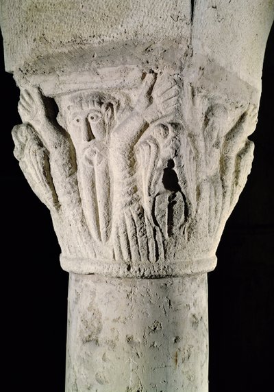 Chapiteau de colonne avec un homme aux bras levés - French School