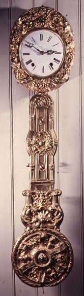 Horloge Comptoise avec entourage en laiton pressé pour le cadran, et détail du pendule - French School