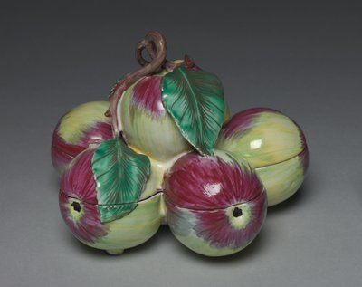 Boîte couverte en forme de six pommes, fabriquée par la Manufacture de Sceaux, vers 1760 - French School