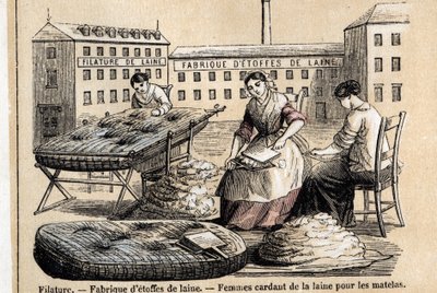 Description des différents usages et produits du mouton : ouvriers cardant la laine pour des matelas dans la cour d