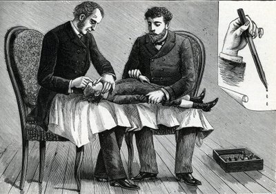 Médecins examinant les yeux d