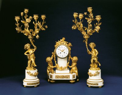 Garniture vendue par Black, Starr and Frost comprenant une pendule de cheminée et une paire de candélabres à quatre lumières, c.1875-1900 - French School