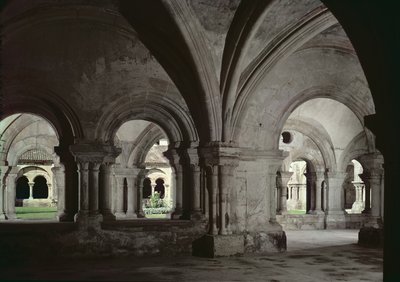Vue intérieure du cloître depuis la salle capitulaire - French School