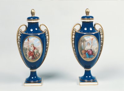 Paire de vases de Sèvres décorés de figures allégoriques de la Justice et de la République - French School