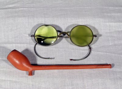 Paire de lunettes et pipe appartenant à Claude Monet (1840-1926) 19e-20e siècle - French School