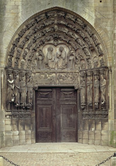 Portail et sculptures environnantes avec des figures et scènes bibliques, y compris l