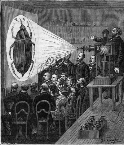 Expérience de projection utilisant le microscope photoélectrique (lanternes de projection de Jules Duboscq) - Gravure dans "Les sciences mises à la portée de tous - physique et chimie populaires" par Alexis Clerc - Fin du XIXe siècle - Collection privée - French School