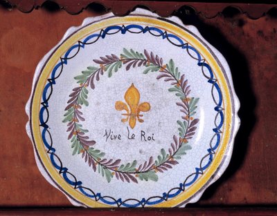 Assiette révolutionnaire avec un motif monarchiste (lys) et l