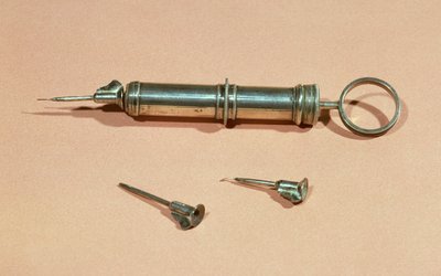 Seringue inventée par Charles-Gabriel Pravaz (1791-1853) en 1853 avec diverses aiguilles - French School