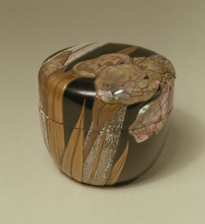 Pot à thé et couvercle avec motif de plante fleurie en or `Takamaki-e - French School
