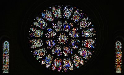 La rosace ouest avec des panneaux fragmentaires des quinzième et seizième siècles représentant principalement des saints (rosace - interne) - French School