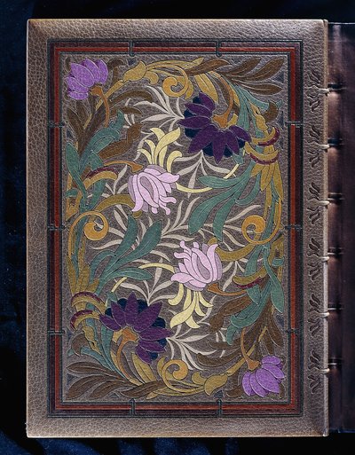 Couverture de livre supérieure, avec un design semi-naturaliste de lotus et de fleurs de chèvrefeuille, 1886 - French School