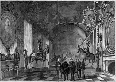 Vue de la salle des armes du Palais de Turin (Italie) lors de la visite du roi Victor Emmanuel II (1820-1878) et du prince Napoléon (1822-1891). - French School