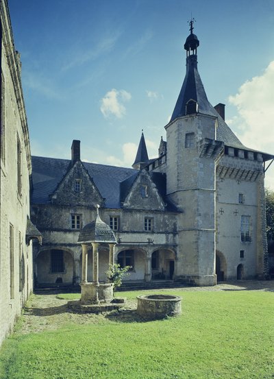 Vue de la cour avec le bâtiment principal et un puits, construit en 1520 - French School