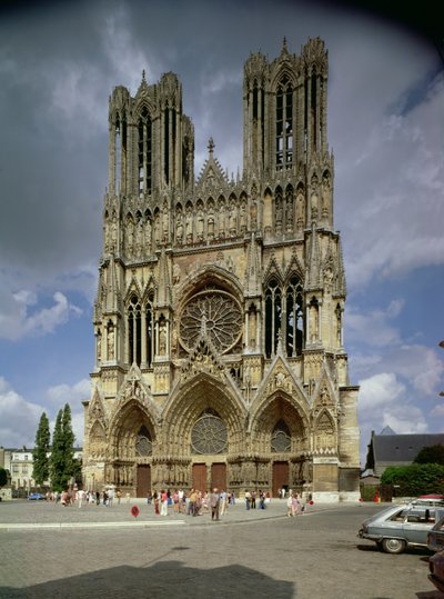 Vue de la façade ouest, commencée en 1231 et achevée en 1430 - French School