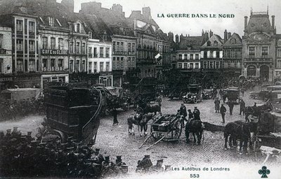 Guerre dans le Nord : Bus londoniens de la British Expeditionary Force sur la place principale de Béthune en 1915 - French School