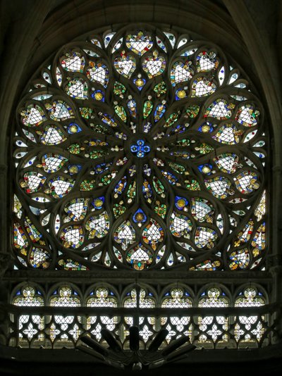 Fenêtre S rose représentant la rose sud, construite au début du XVIe siècle, contient une grande partie de son verre décoratif d