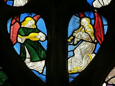 Vitrail représentant des anges musiciens avec luth et chalemie - French School