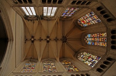 Vue de la fenêtre du chœur représentant les voûtes du chœur et les fenêtres du triforium du chœur - French School