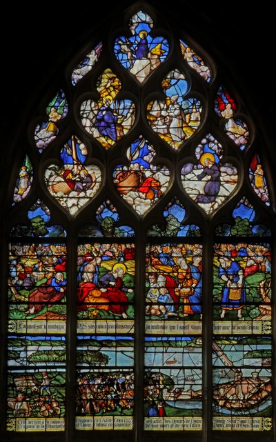 Fenêtre w12 représentant la Multiplication des Pains; une scène locale de construction d