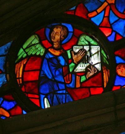 Fenêtre w141 représentant un ange avec un instrument de musique - French School