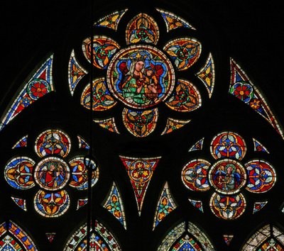 Fenêtre w207 représentant les lumières de la rosace avec deux anges et la Vierge et l