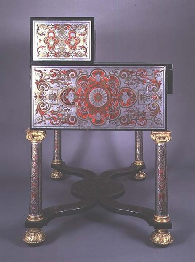 Bureau décoré de marqueterie de style Boulle en laiton incrusté d