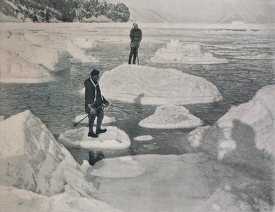 Campbell et Priestley flottant sur la glace de crêpe, 1912, 1913 - G. Murray Levick