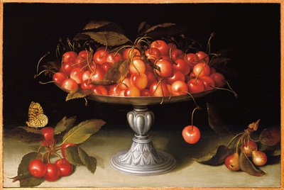 Cerises dans une compote en argent avec des pommes sauvages sur un rebord de pierre et un papillon fritillaire - Galizia Fede